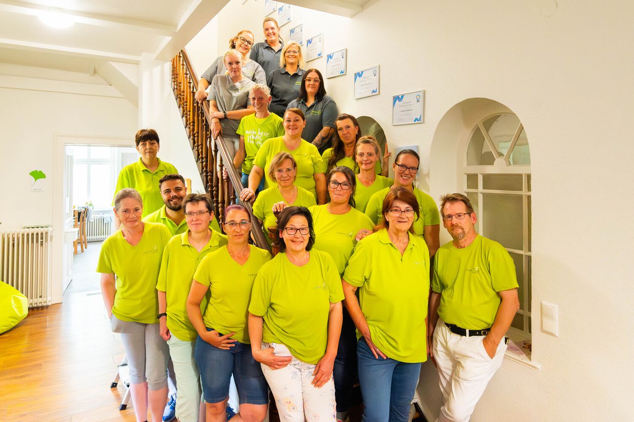 alle Mitarbeiter auf der Treppe